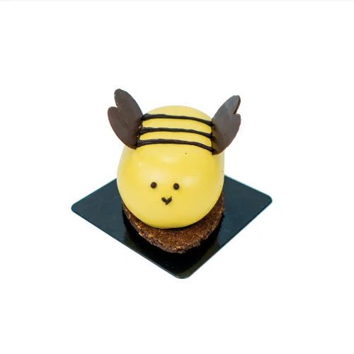Postre con forma de abeja, glaseado amarillo con rayas de chocolate