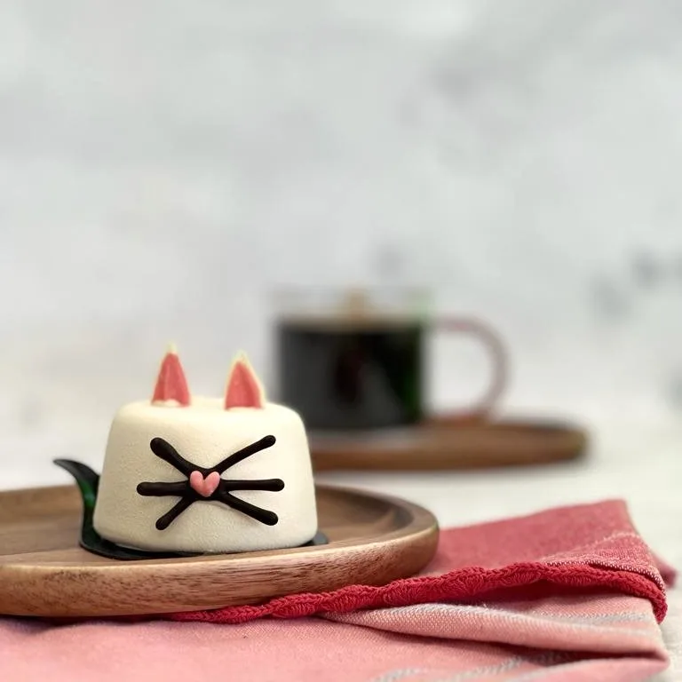 Postre con forma de gato, cubierto de chocolate