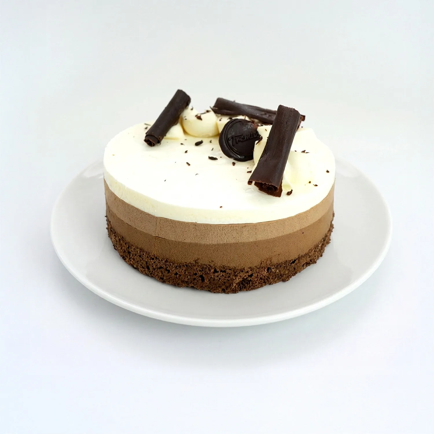 Torta de tres capas de mousse de chocolate